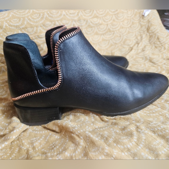 Halogen Piper Bootie Black Leather Ankle boots close toe slip on shoes size 6.5 - Picture 13 of 16